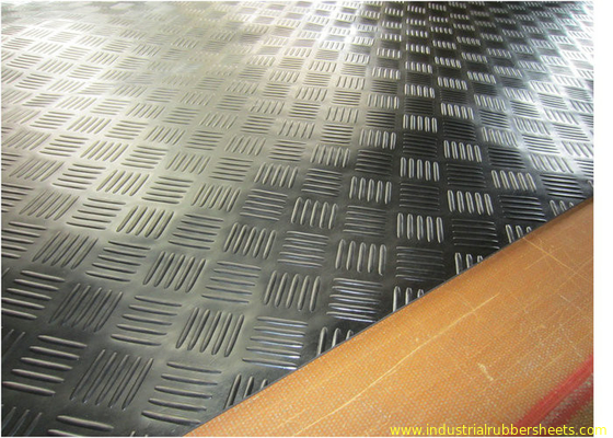Feuille en caoutchouc industrielle imperméable pour le tapis, feuille en caoutchouc antidérapage de plancher