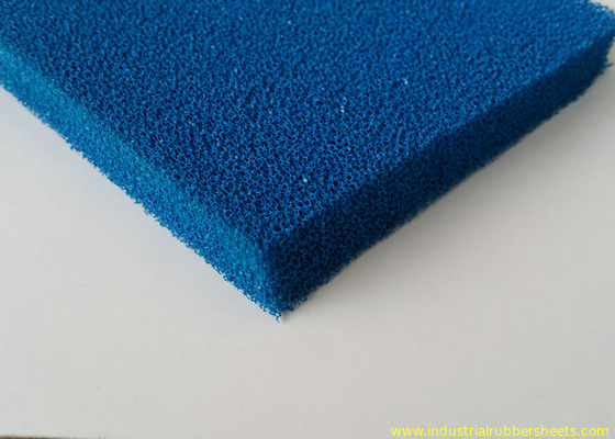 Feuille ouverte lisse de caoutchouc mousse de silicone de cellules de bonne résilience dans la couleur bleue et rouge
