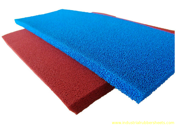 Feuille ouverte lisse de caoutchouc mousse de silicone de cellules de bonne résilience dans la couleur bleue et rouge