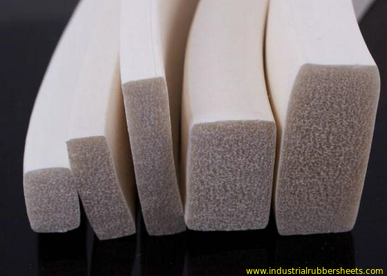 L'extrusion adaptée aux besoins du client d'éponge de silicone, rayure de mousse de silicone produite par expulsent ou coupe