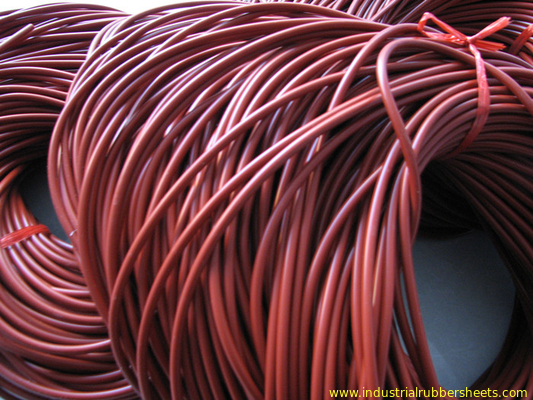 Résistance à la traction de corde en caoutchouc de silicone de résistance d'huile de couleur rouge 7.5-9.8Mpa