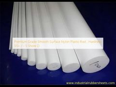 Une barre en nylon plastique à surface lisse de qualité supérieure, dureté 55 + / - 5 Shore D.
